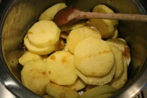 Gebt die Kartoffeln und die Würzen zu