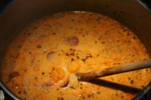 Gebt die Schale Würfeln, und Wurst Scheiben zu die Jókai Bohnensuppe