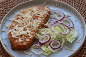 Armer Ritter in der Heißluftfritteuse backen, mit Käse, auf Teller