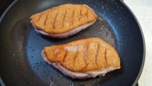 Entebrust vorbraten in der Pfanne