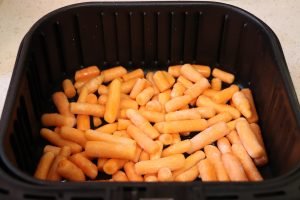 Gedämpftes Gemüse, gefrorene Babykarotten Airfryer auf dem Tablet