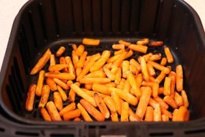 Gedämpftes Gemüse gefrorene Babykarotten gebacken im Airfryer