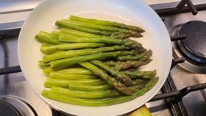 Gedünsteter Spargel in der Pfanne