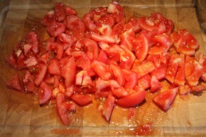 Schält und würfelt die Tomaten