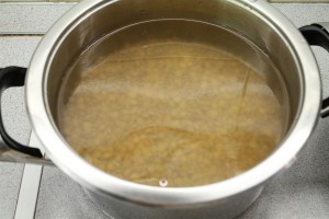 Linsen mit Einweichwasser zum kochen bringen