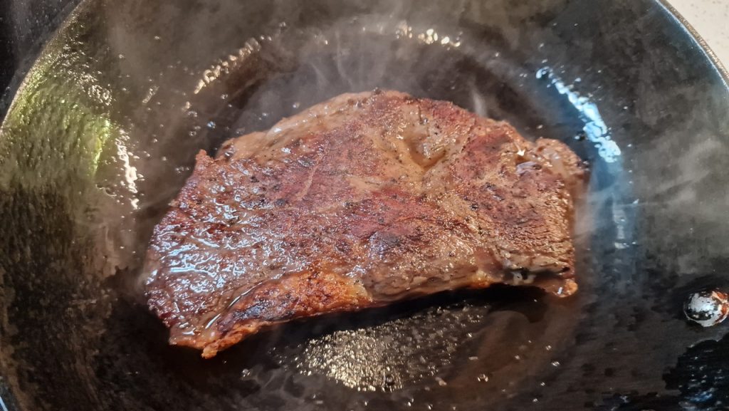 Rindersteak in der Pfanne anbraten