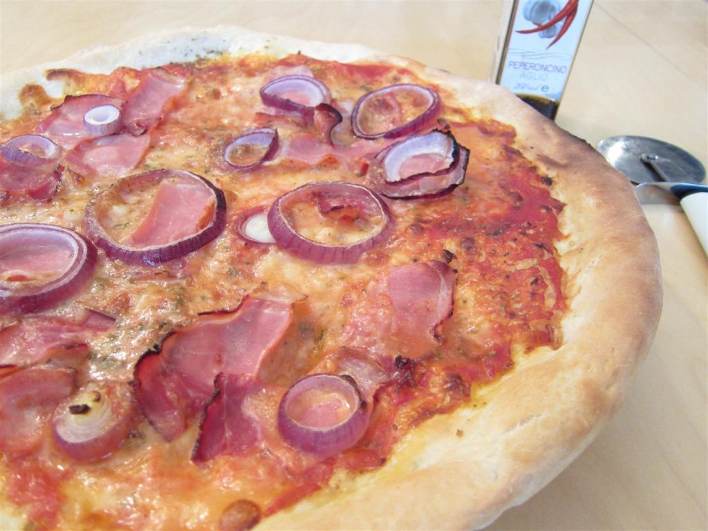 Schinken-Rotezwiebel Pizza Rezept