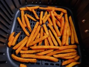 Tiefgefrorene Süßkatoffelpommes Zubereitung in der Heißluftfritteuse