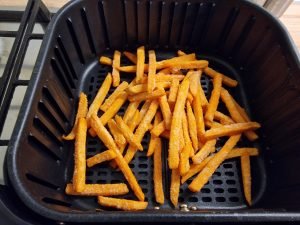 Tiefgefrorene Süßkatoffelpommes Zubereitung in der Heißluftfritteuse