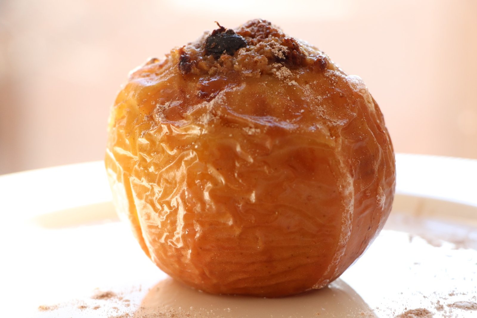Bratapfel mit Nussfüllung in der Heißluftfritteuse