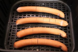 Würstchen-braten-im Airfryer wuerstchen einschneiden