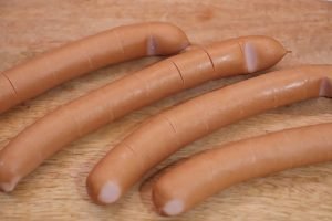 Würstchen braten im Airfryer Würstchen einschneiden